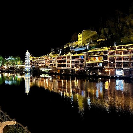 Lqj Riverside Guest House Fenghuang Bagian luar foto