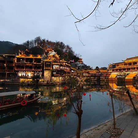 Lqj Riverside Guest House Fenghuang Bagian luar foto