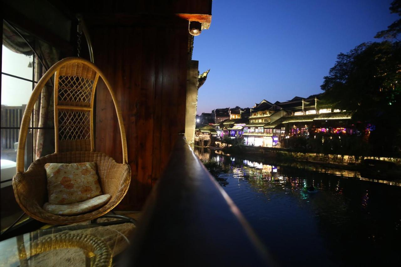 Lqj Riverside Guest House Fenghuang Bagian luar foto