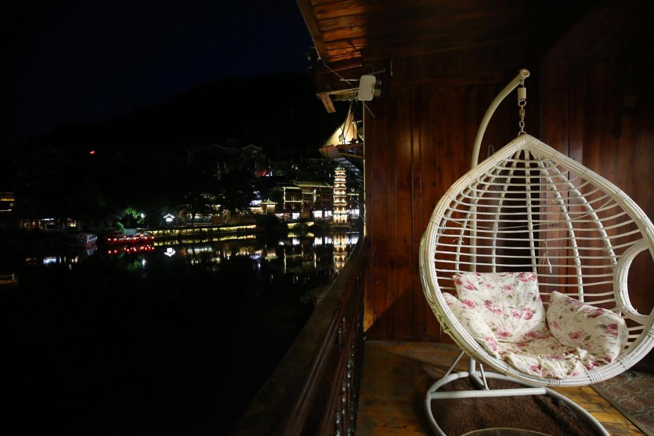Lqj Riverside Guest House Fenghuang Bagian luar foto