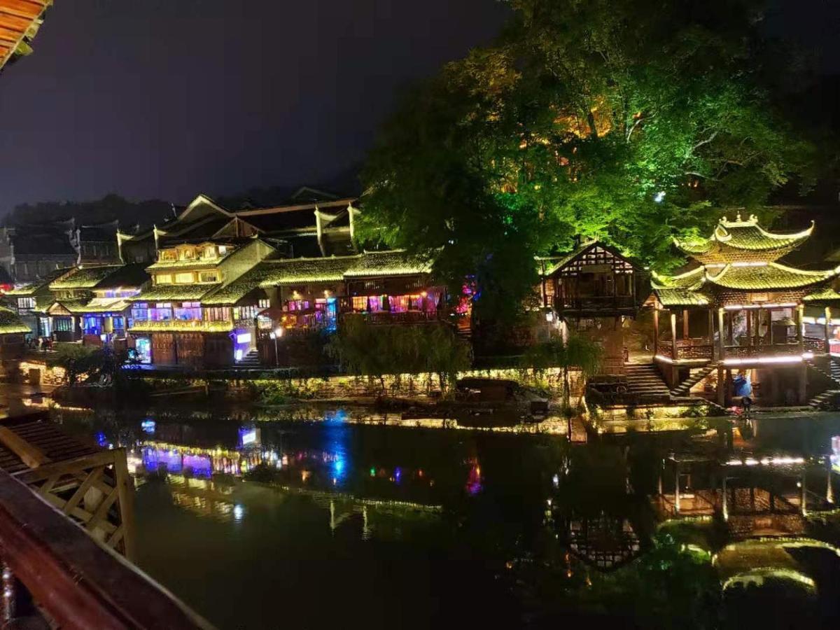 Lqj Riverside Guest House Fenghuang Bagian luar foto