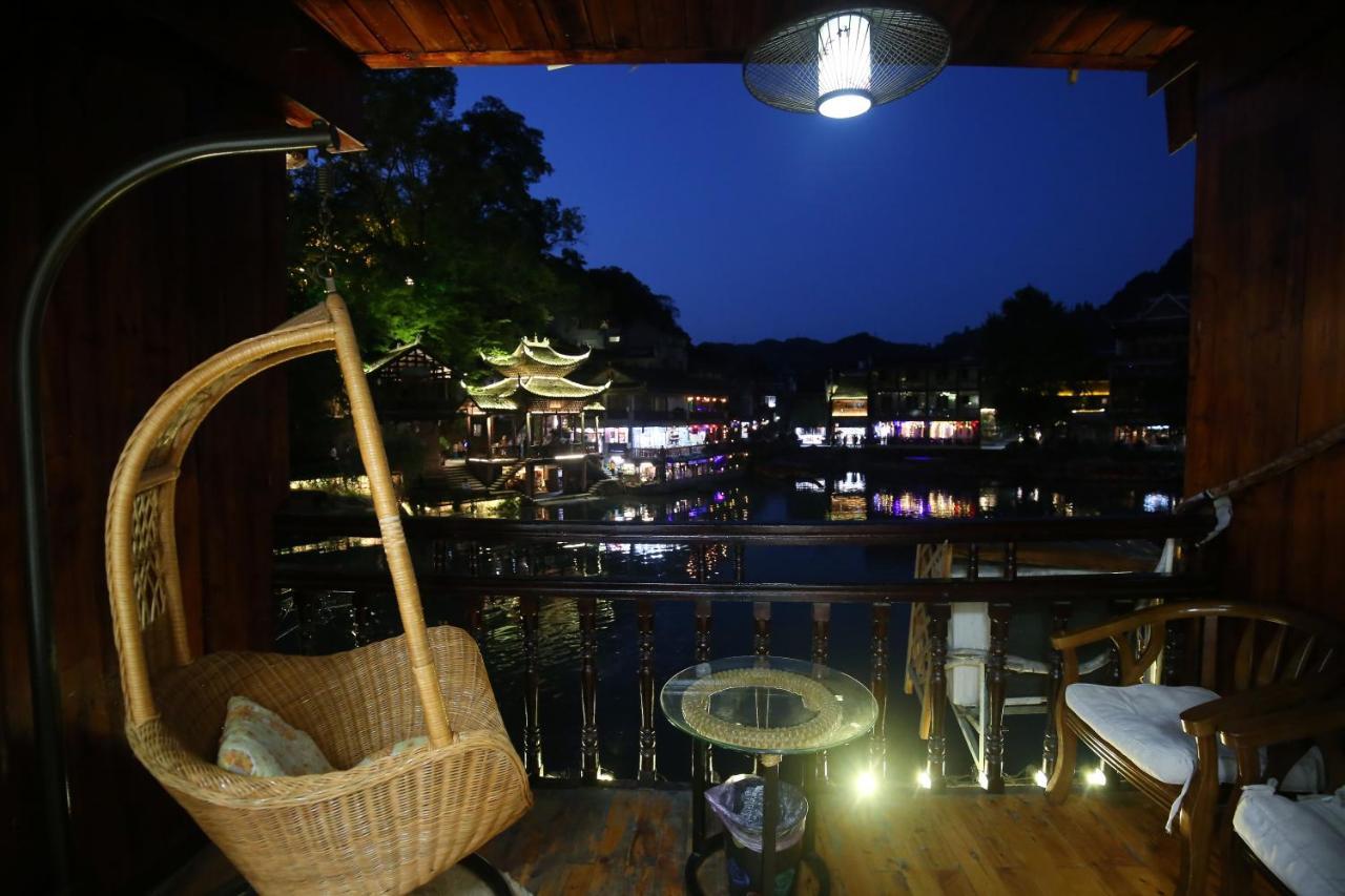 Lqj Riverside Guest House Fenghuang Bagian luar foto