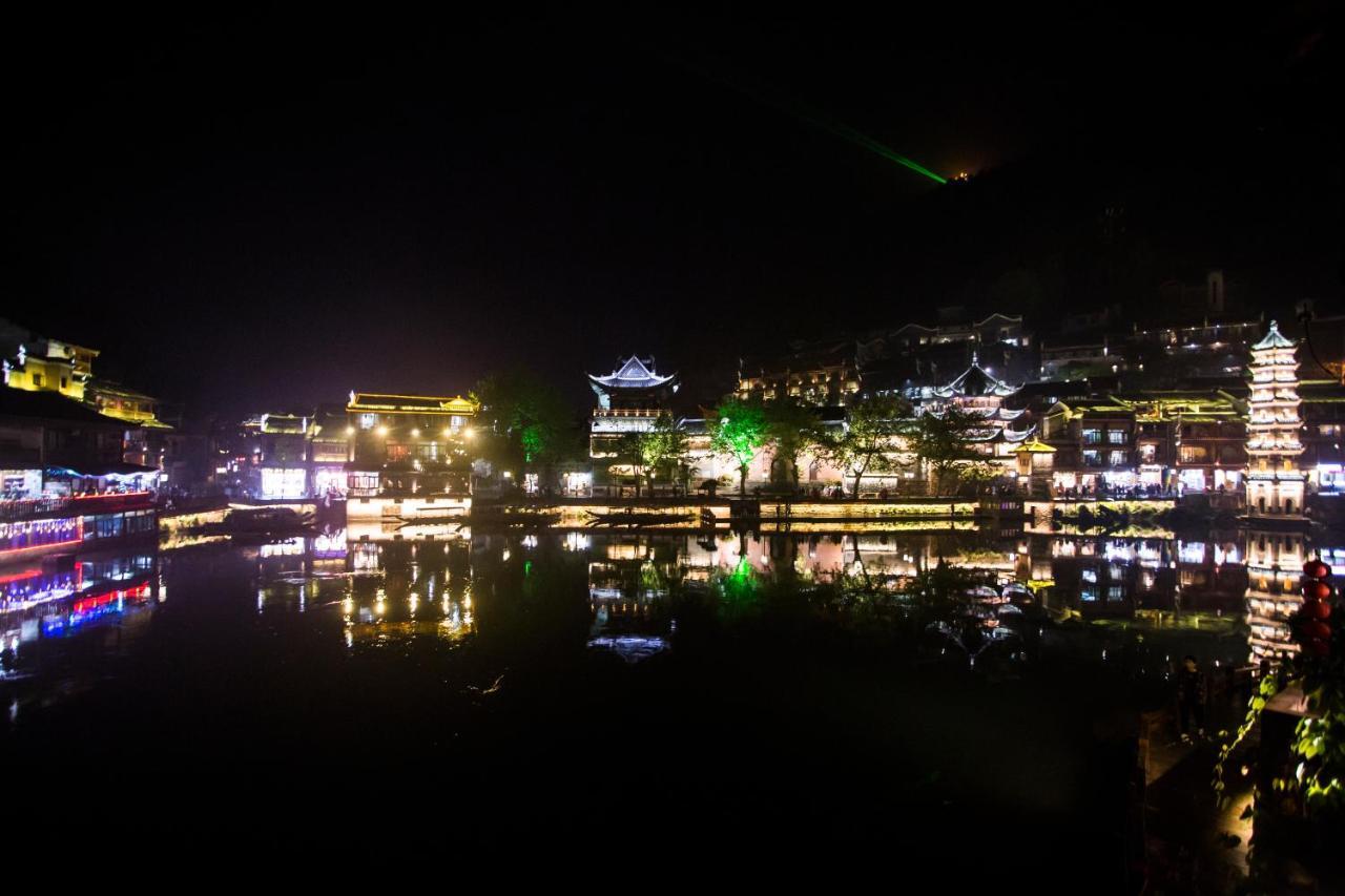 Lqj Riverside Guest House Fenghuang Bagian luar foto