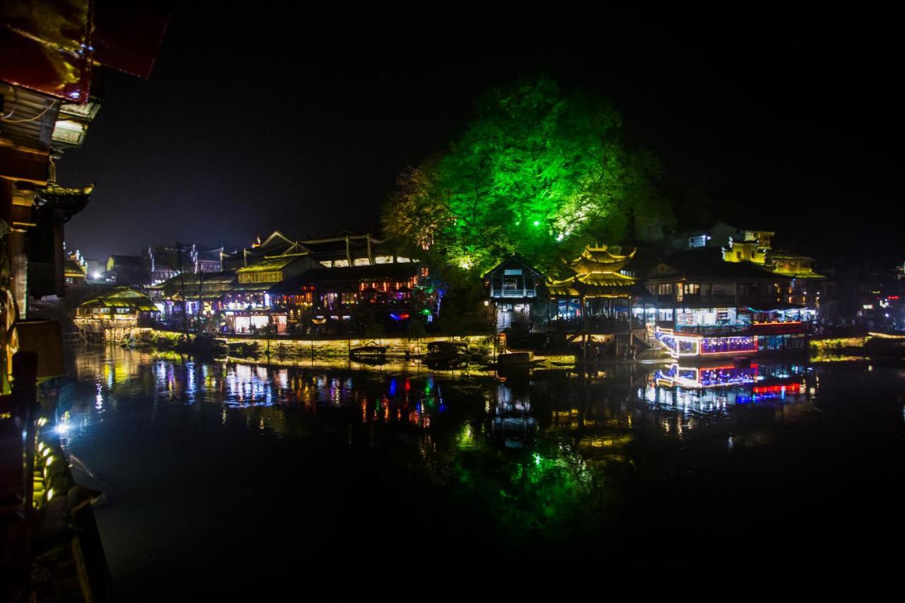 Lqj Riverside Guest House Fenghuang Bagian luar foto