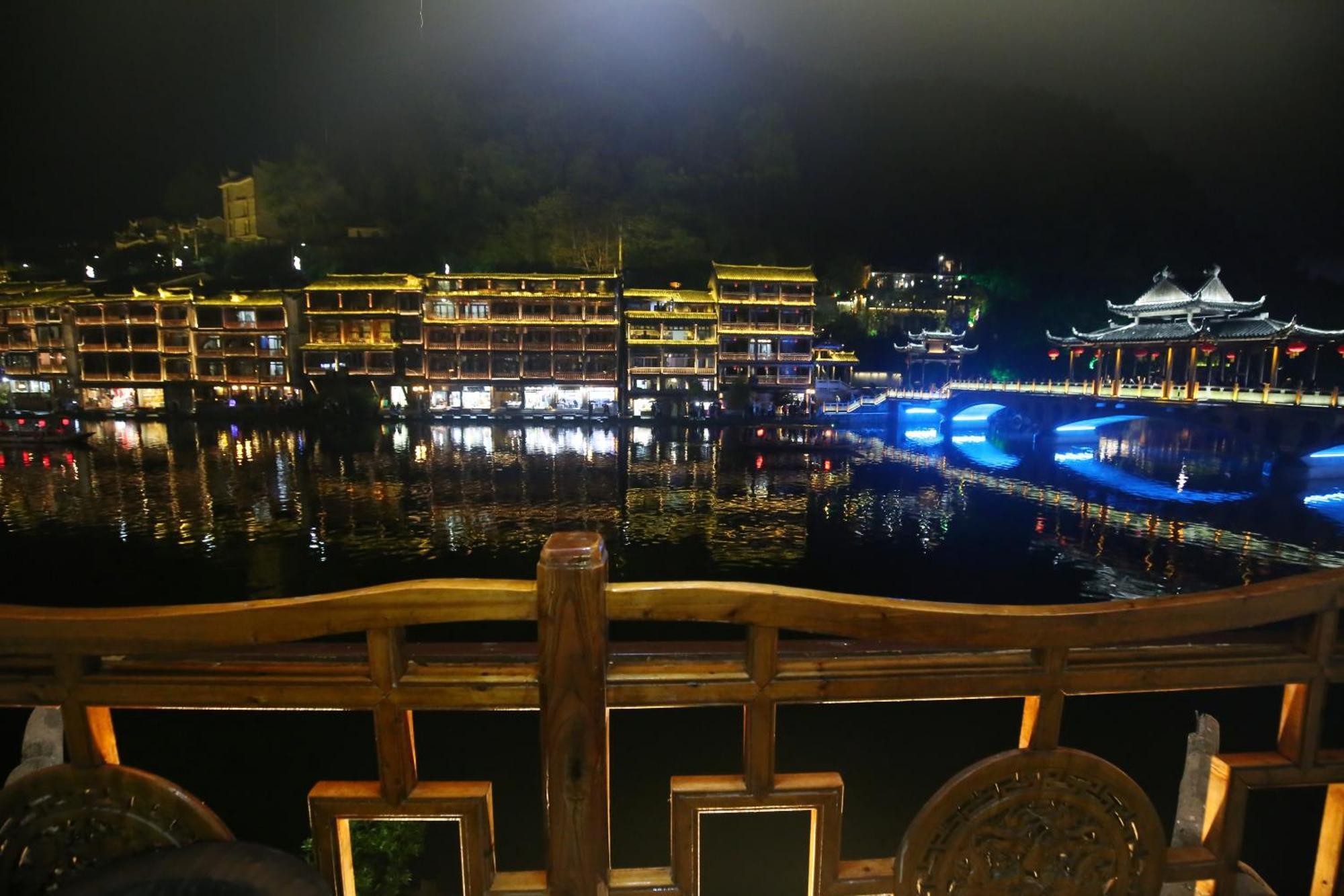 Lqj Riverside Guest House Fenghuang Bagian luar foto