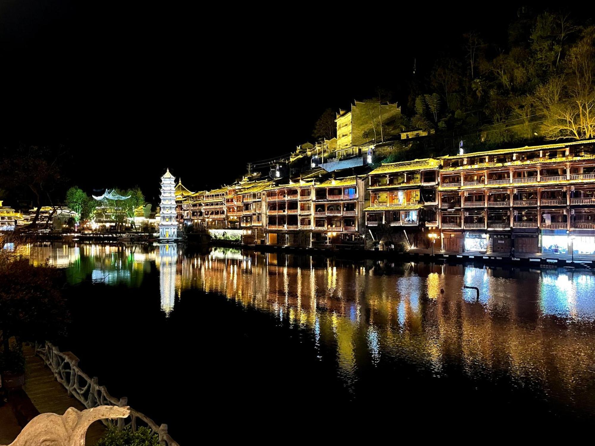 Lqj Riverside Guest House Fenghuang Bagian luar foto