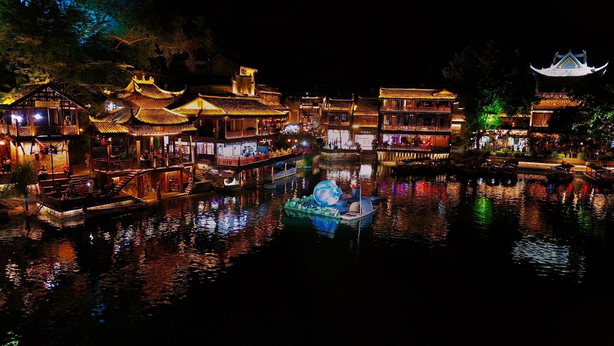 Lqj Riverside Guest House Fenghuang Bagian luar foto