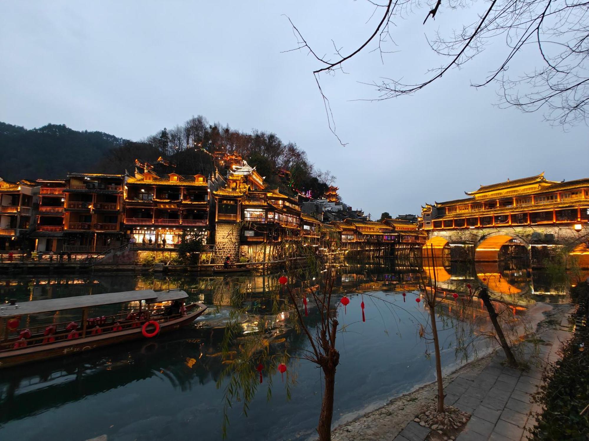 Lqj Riverside Guest House Fenghuang Bagian luar foto