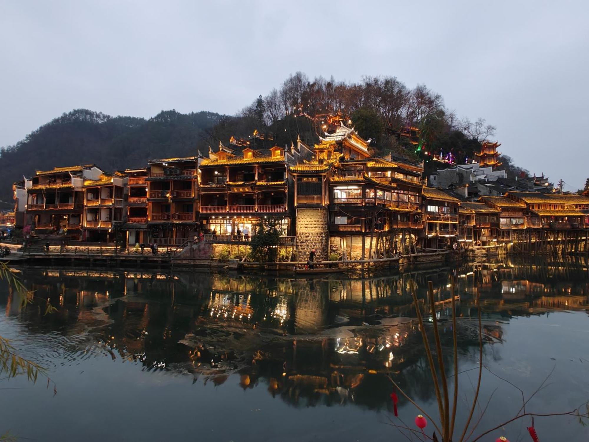 Lqj Riverside Guest House Fenghuang Bagian luar foto
