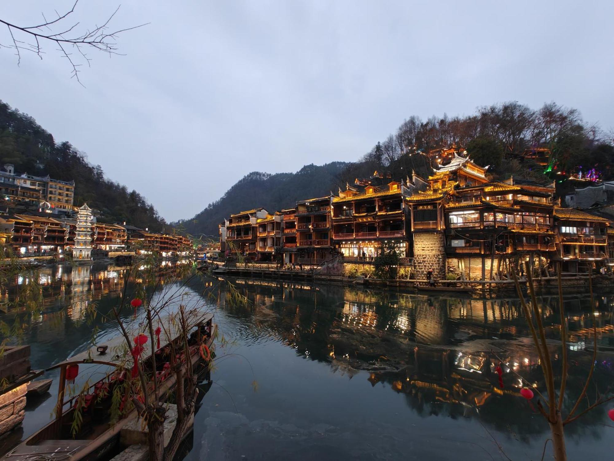 Lqj Riverside Guest House Fenghuang Bagian luar foto