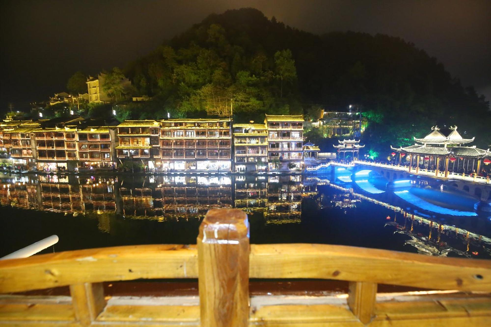 Lqj Riverside Guest House Fenghuang Bagian luar foto