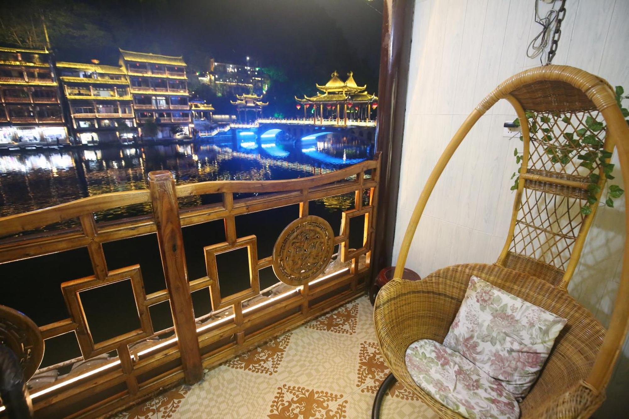 Lqj Riverside Guest House Fenghuang Bagian luar foto