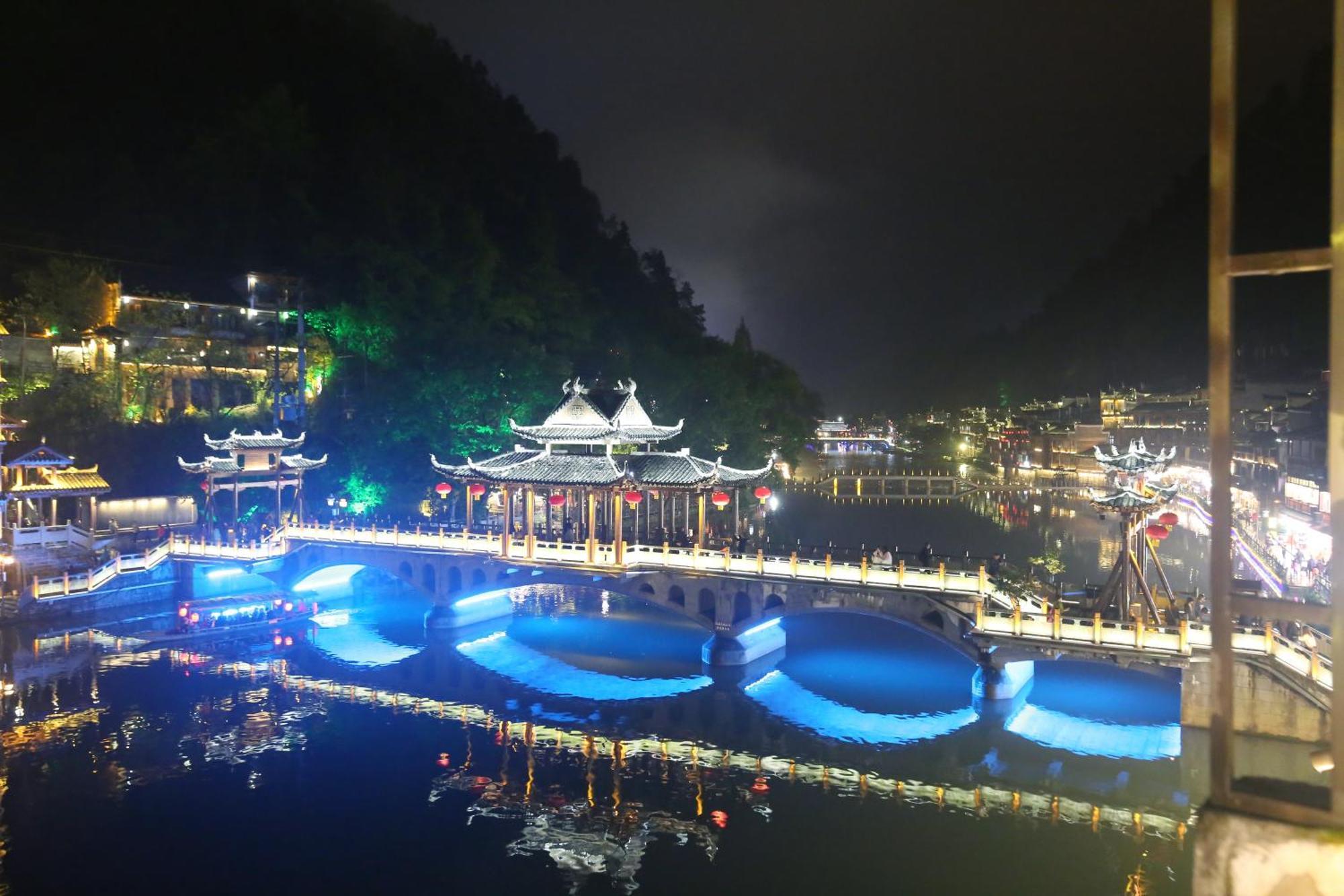 Lqj Riverside Guest House Fenghuang Bagian luar foto