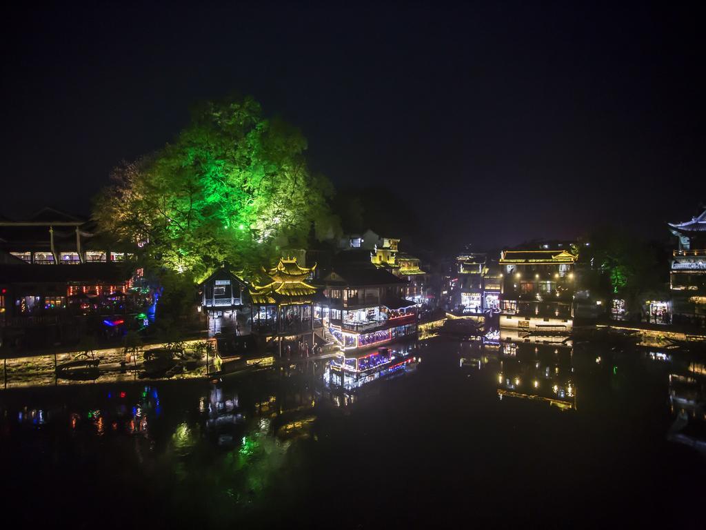 Lqj Riverside Guest House Fenghuang Bagian luar foto