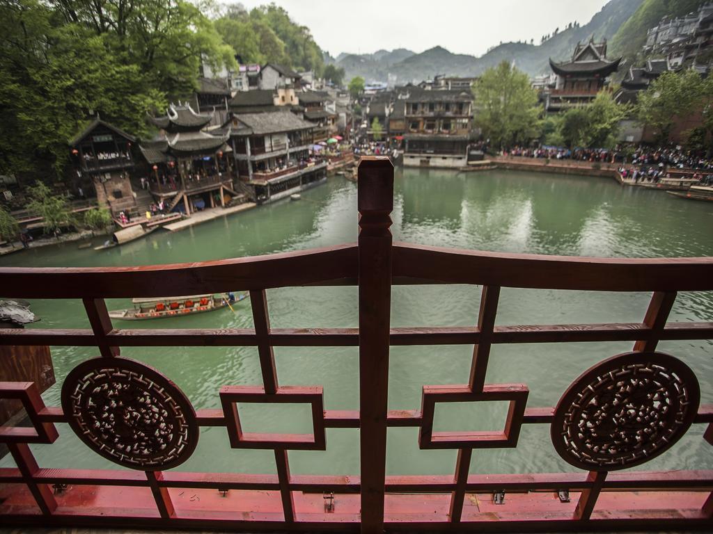 Lqj Riverside Guest House Fenghuang Bagian luar foto