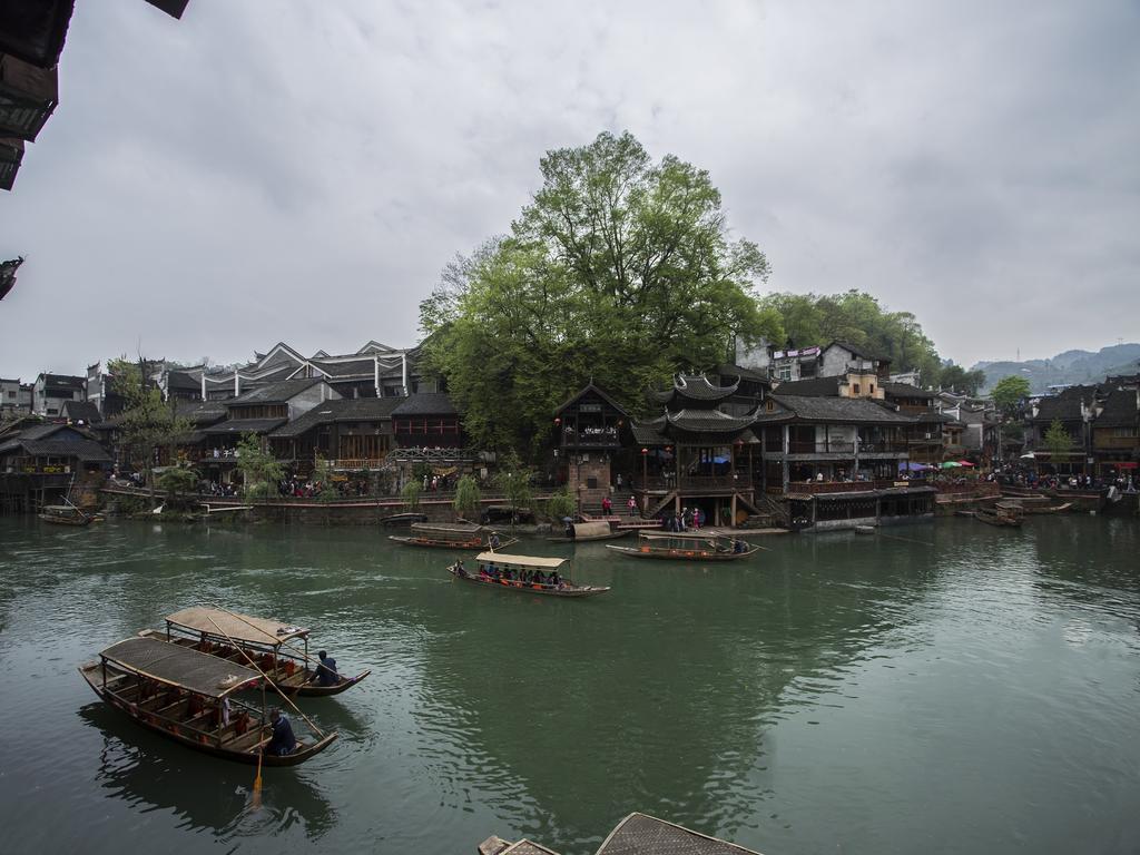 Lqj Riverside Guest House Fenghuang Bagian luar foto